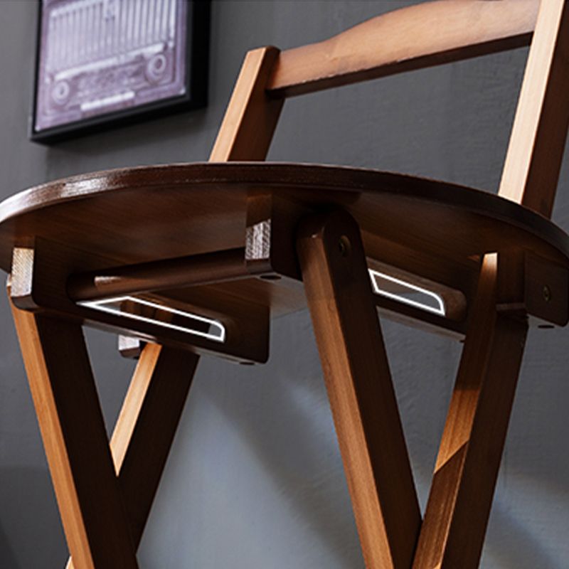 Sgabelli da bar per interni contemporanei in legno.