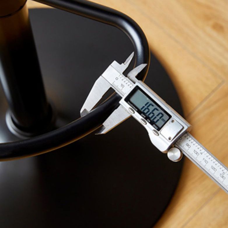 Style moderne tabouret de bar rembourré à réglage rotatif avec des jambes en métal