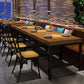 Table de bois en pin industriel pour table à manger au restaurant avec base de chevalet en noir