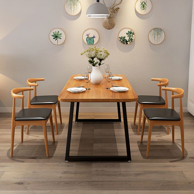 Tavolo da pranzo in legno in legno tavolo rettangolo industriale con base in slitta in nero