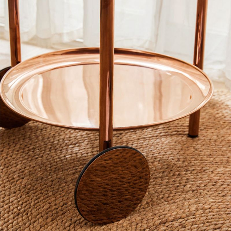 Table d'appoint supérieur du plateau rond du milieu du siècle du milieu du siècle avec roue et étagère