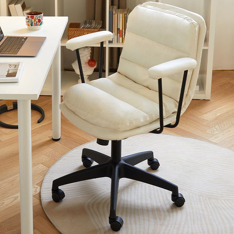 Silla de escritorio de brazos acolchados modernos silla de cuero para tareas de cuero para oficina