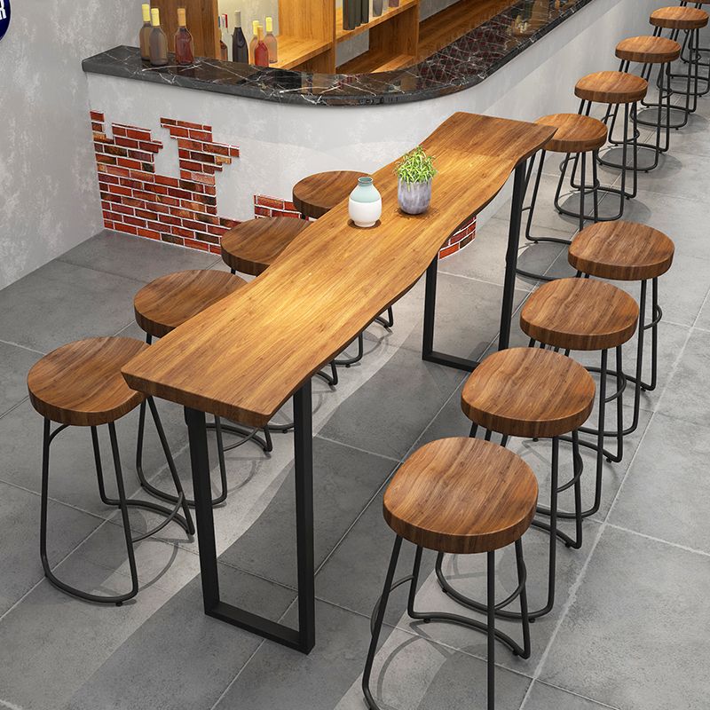 Mesa de bar de madera maciza especializada Mesa de bar de pub industrial marrón con base de trineo