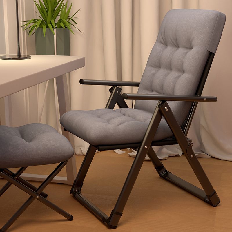 Sedia a poltrona contemporanea con poggiapiedi estesi e cuscini rimovibili