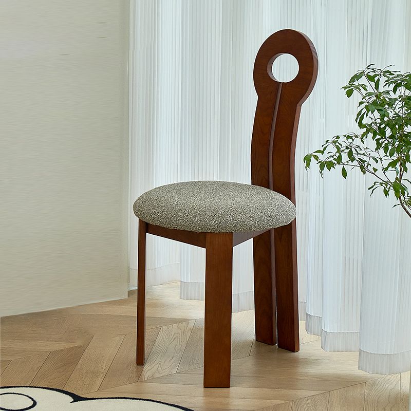 Modern gestoffeerd huis vaste houten lat achter armloze eetkamerstoel