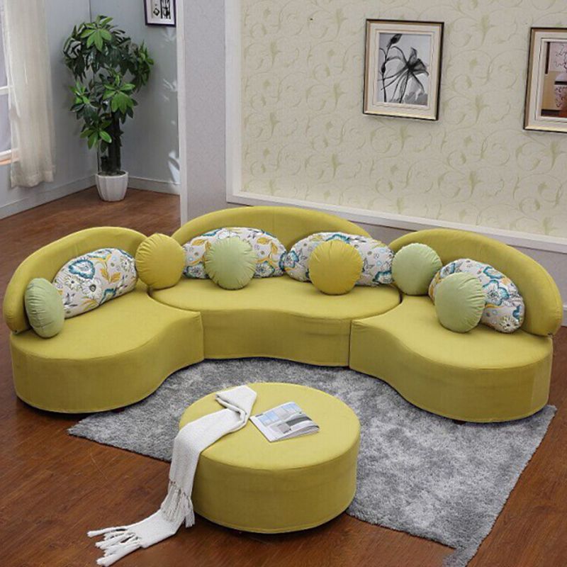 Soggiorno divano cuscini stazionari senza braccio curvo.