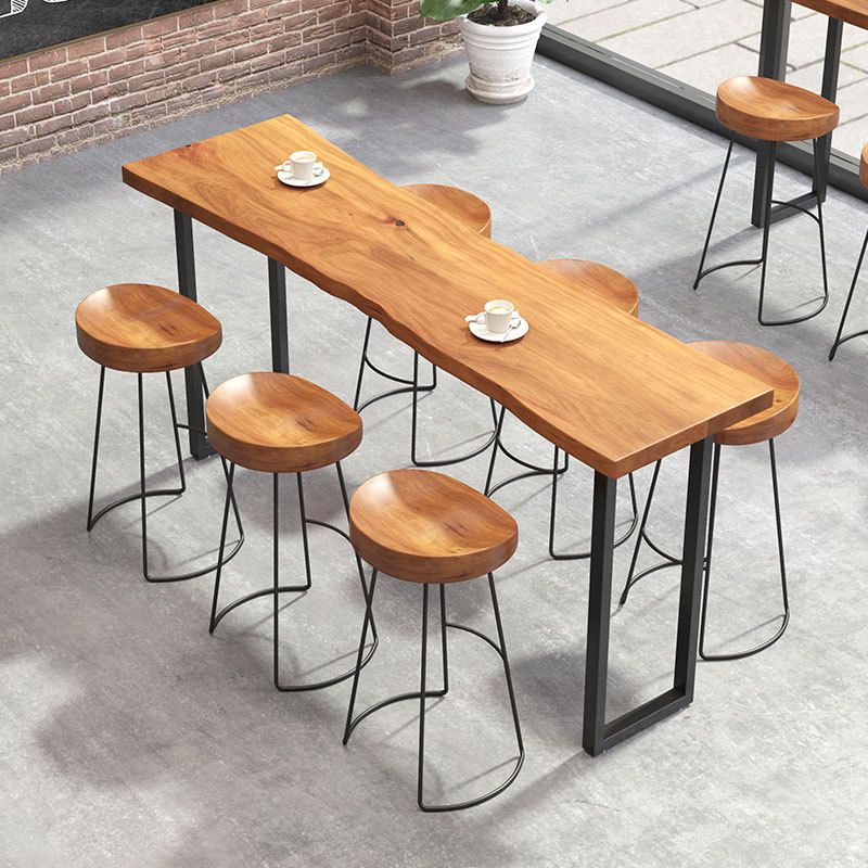 Bartafel van natuurlijk massief hout. Industriële bartafel van zwart en metaal
