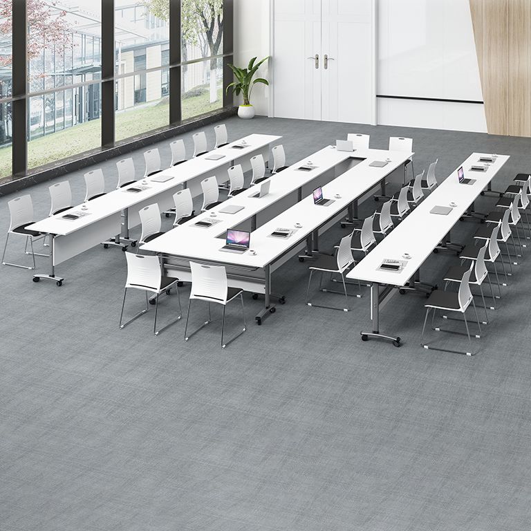 Bureau de bureau en bois moderne avec roues lance-roues avec un bureau d'écriture rectangulaire pour le bureau