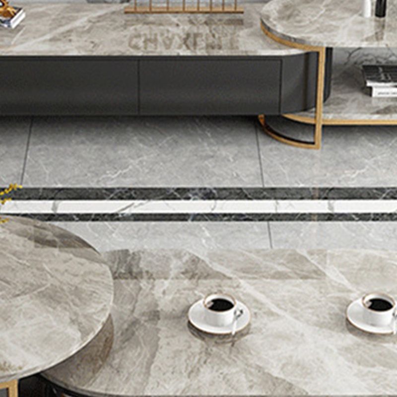 Table basse à base de piédestal Glam blanche avec plateau en pierre et base en métal