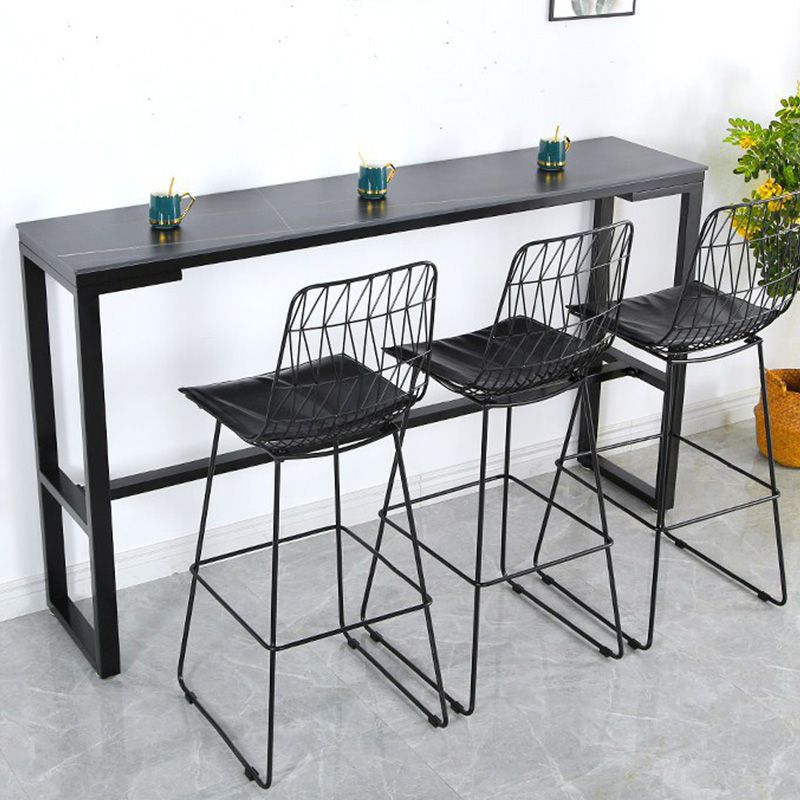 Bistrotisch im Industriestil mit Steinplatte und Metallsockel