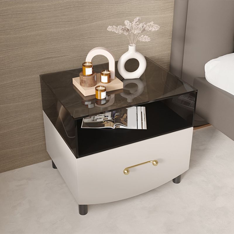 Nightand avec tiroir et étagère de 22 "" table de nuit en bois massif de haut avec les jambes