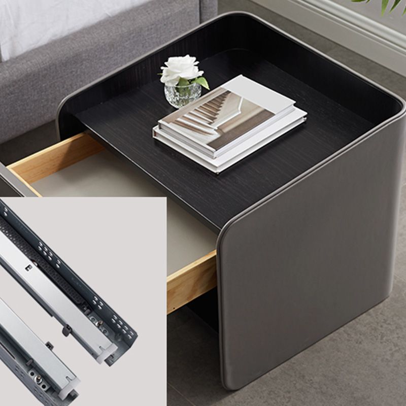 Zeitgenössischer Kunstleder -Nachttisch 1 - Schubladen Nachttisch mit Holzakzenten