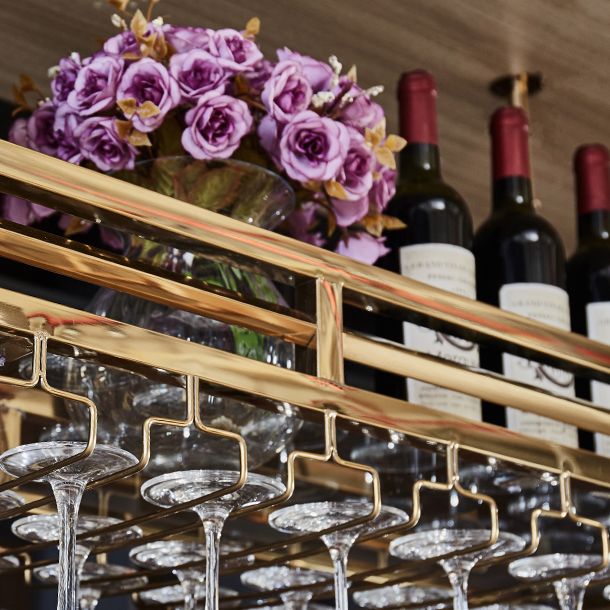 Porte-vin suspendu en acier en or avec porte-verre et étagère de rangement