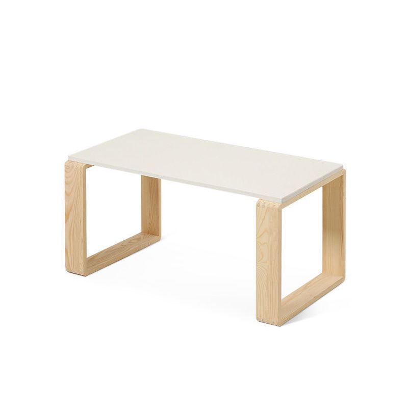 Moderner hölzerner Couchtisch mit hellem Holzschlittenbasis und Rechteckoberteil