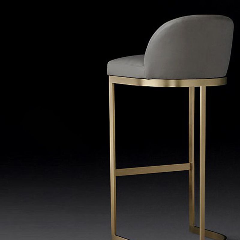 Taburetes modernos y tapizados de barra de interior con base de metal