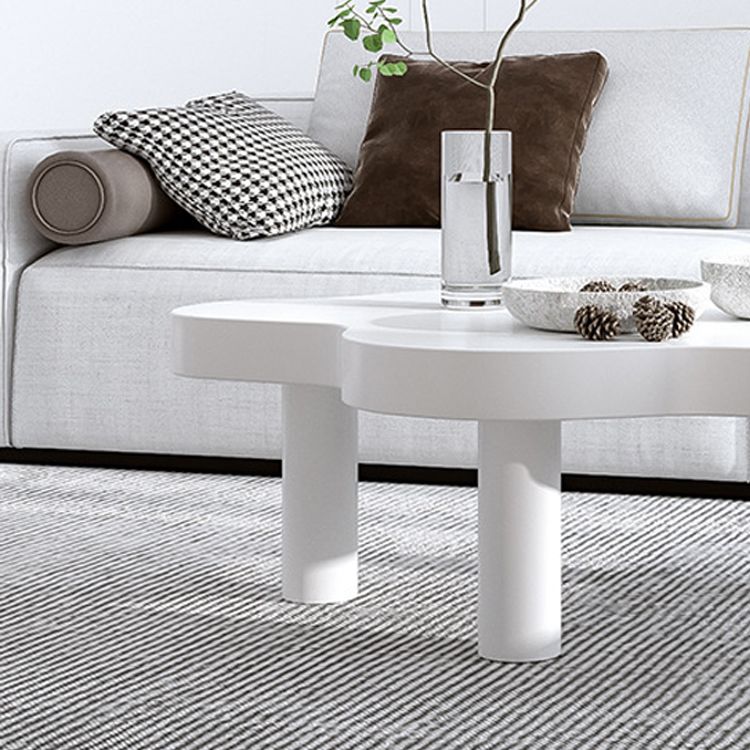 Table basse scandinave de forme libre avec 3 pieds en bois de pin