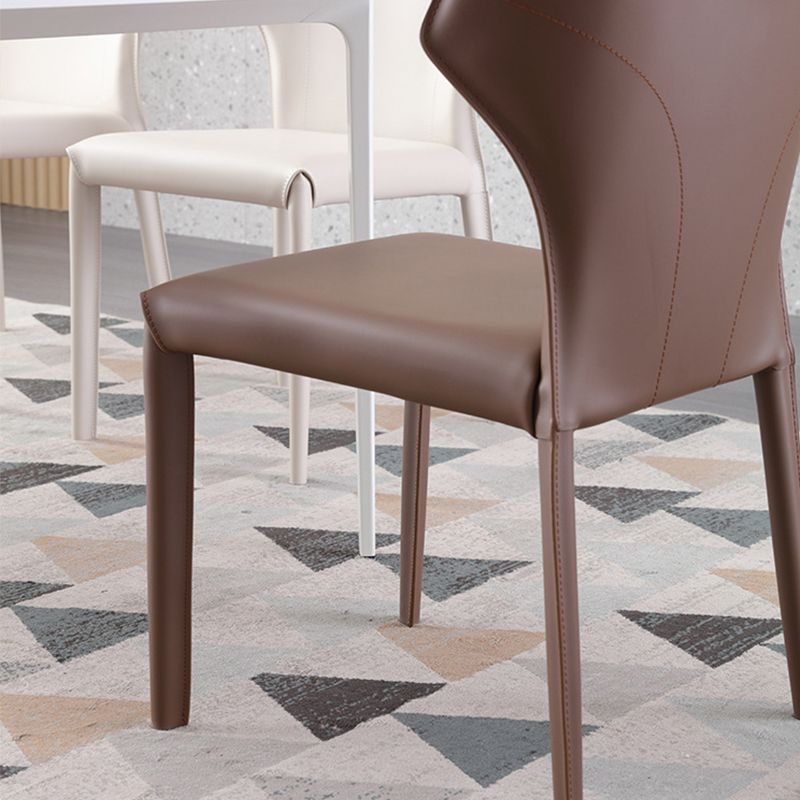 現代的なサイドチェアソリッドバックフェイクレザーダイニングルーム屋内の椅子