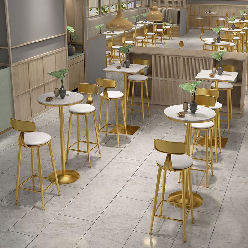 Mesa de pub de mármol sintético, mesa de bar de cócteles en blanco glamuroso con pedestal de metal