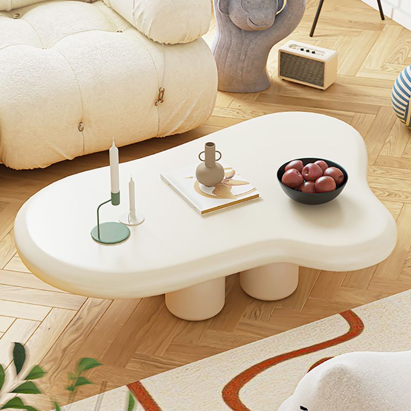 Set di tavolini scandinavi con 4 gambe e tavolino da top geometrico