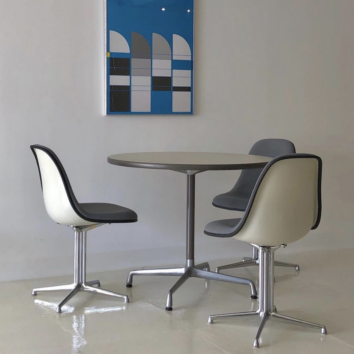 Metal Contemporary Round Dining Table Manufactured Wood Dining Table with Pedestal Clearhalo ' dining_table' 'Dining Tables & Seating' 'Dining Tables' 'Furniture' 'furniture_dining_table' 'Kitchen & Dining Furniture' 'kitchen&dining_furn' 'kitchen' 'kitchen_dining_table' 1200x1200_7db2a821-b064-4757-9e1e-f0b22c760419