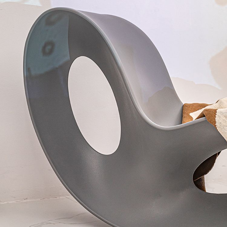 Moderna silla de silla de balancín de plástico reciclado resistente a la mancha para sala de estar