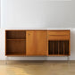 Sideboard a buffet a buffet in stile contemporaneo con armadi e cassetti