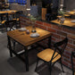 Table de bois en pin industriel pour table à manger au restaurant avec base de chevalet en noir