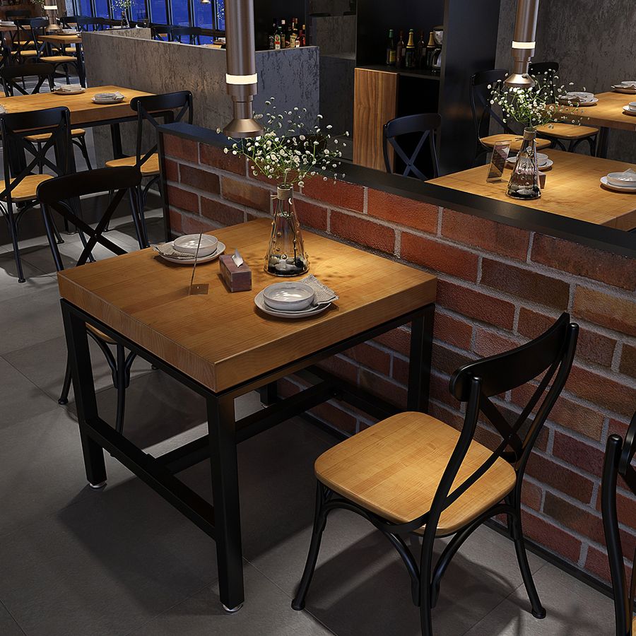 Table de bois en pin industriel pour table à manger au restaurant avec base de chevalet en noir