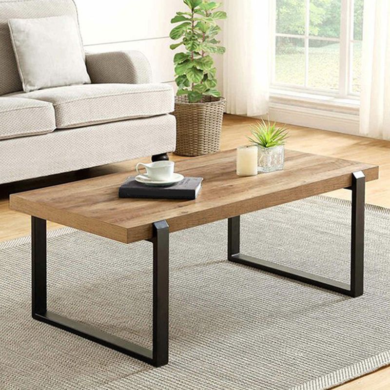 Skandinavischer Couchtisch mit rechteckiger Massivholzplatte und Kufengestell aus Eisen
