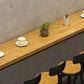 Industriële tafel op barhoogte Massief houten bartafel voor gebruik op het terras