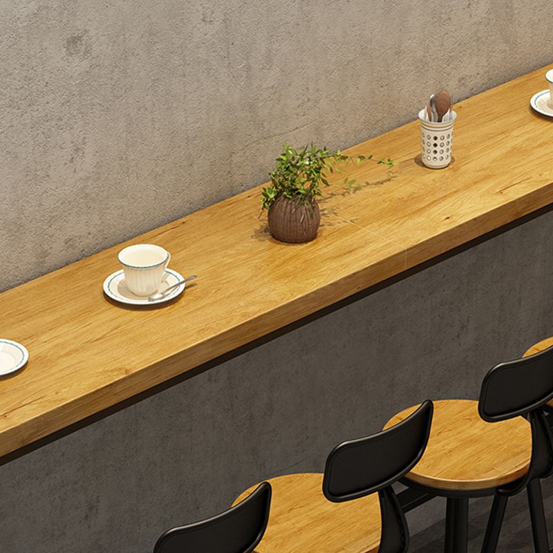 Industriële tafel op barhoogte Massief houten bartafel voor gebruik op het terras