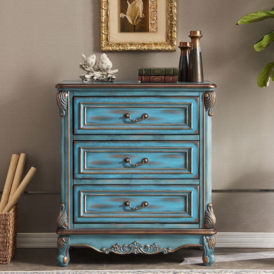 Tradizionale cassetta della camera da letto del torace in legno con 3 cassetti