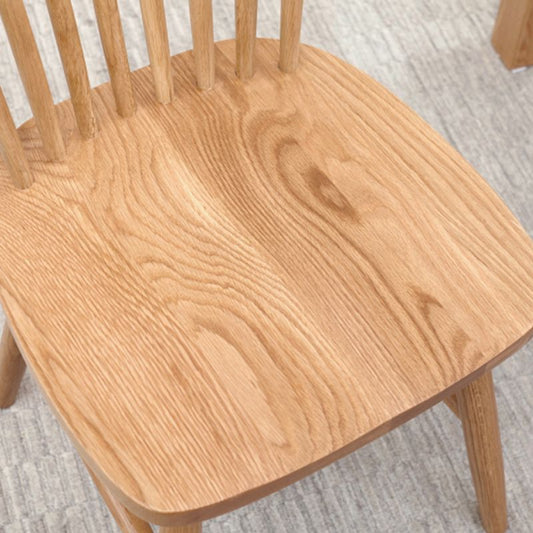 Eigentijdse keukenarmloze stoel eiken vaste houten lat achter eetstoel