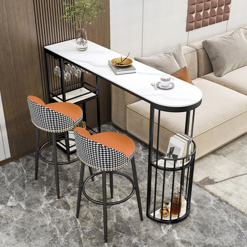 Ovaler Esstisch in Thekenhöhe. Industrieller Bar-Esstisch