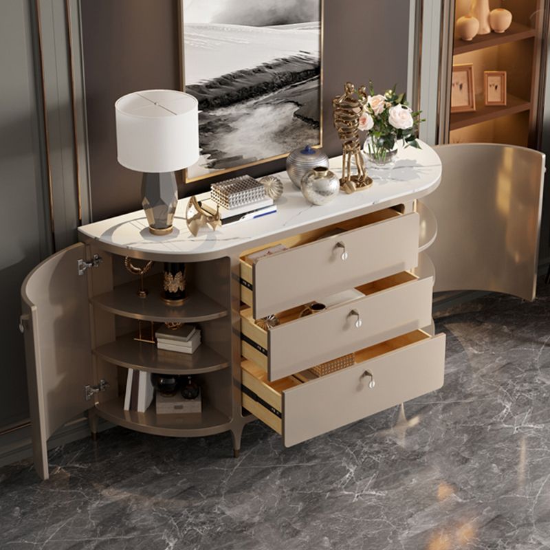 Scheda a buffet in pietra a buffet in stile glam con armadi