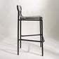 Quadratisches Industrie-Stehtisch-Set, 1/2-teiliger Thekentisch mit hohen Eisenhockern