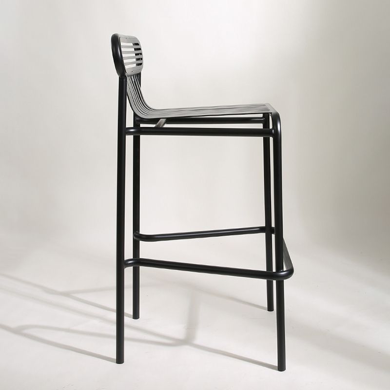 Quadratisches Industrie-Stehtisch-Set, 1/2-teiliger Thekentisch mit hohen Eisenhockern