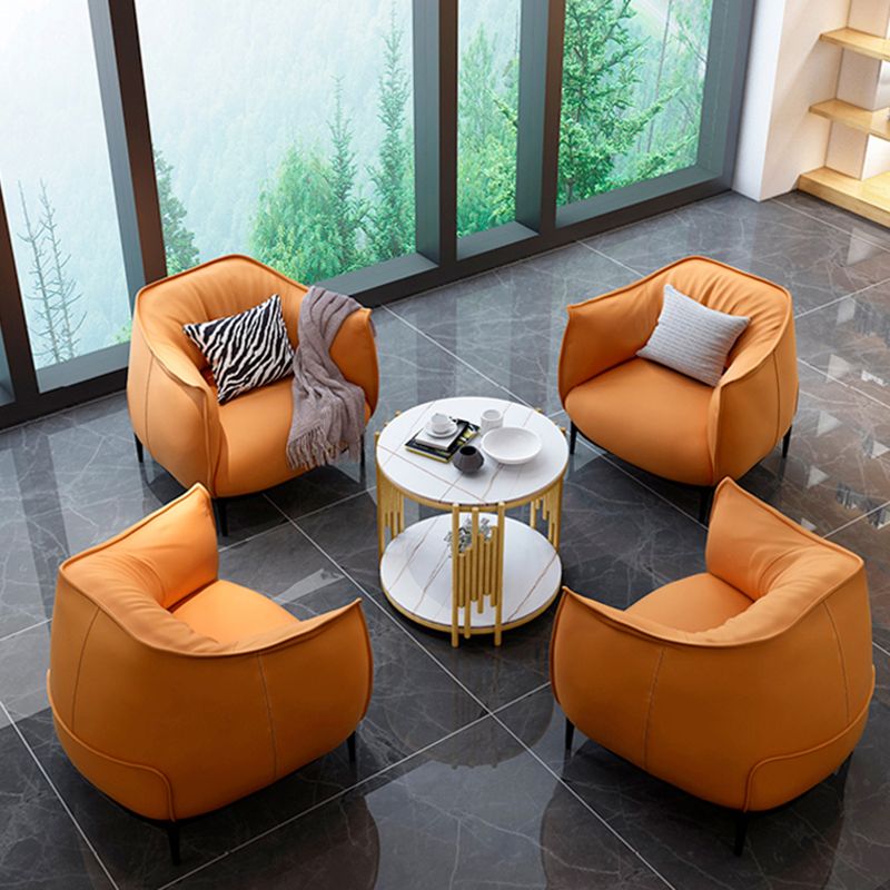 Les bras en cuir en faux cuir de couleur de couleur unie comprennent une chaise de base à quatre jambes