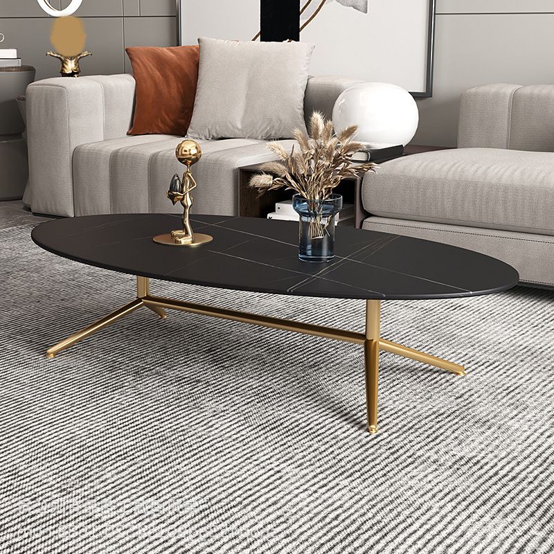 Mesa de centro estilo Glam con tapa de piedra ovalada y base de caballete de acero