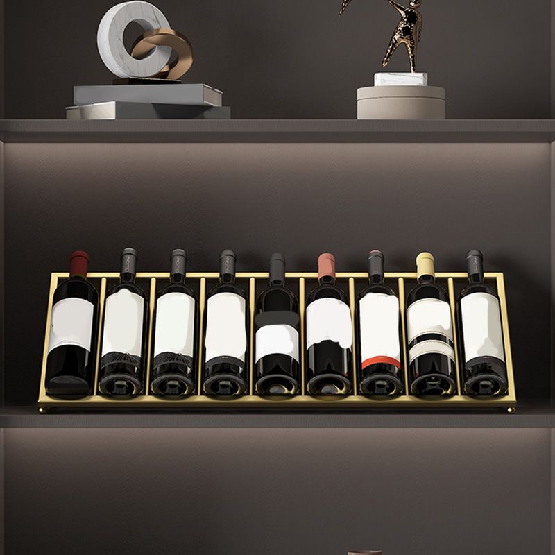 Modern tafelblad of aanrecht met metalen wijnrekken met metalen rackpakket