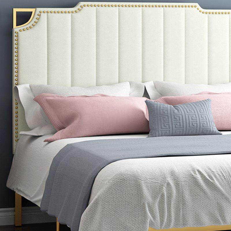 Letto rivestito in un chiodo con telaio in metallo in metallo in oro