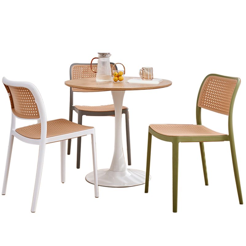 Tavolo da pranzo rotondo moderno con piano in legno naturale con base a tulipano