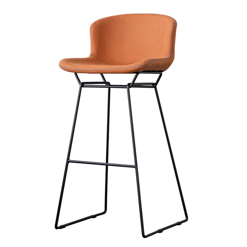 Taburete moderno de la barra de hierro de contador de brazo con respaldo con base de metal negro