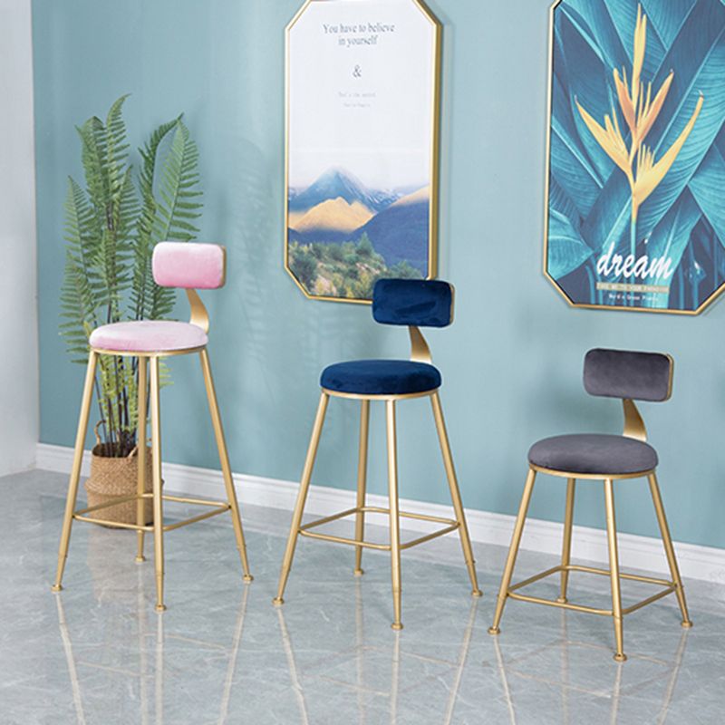 Taburete nórdico de la barra de hierro de fragmento de fondo de brazo con cojín de terciopelo y pedal