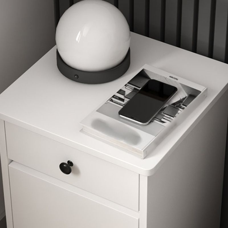 22 "Hモダンなベッドサイドキャビネット模倣ウッド1ドア1ドロワーナイトスタンド