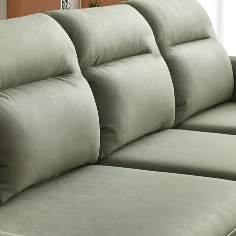 Opslag eigentijdse bank met vierkante arm en genaaid kussen terug