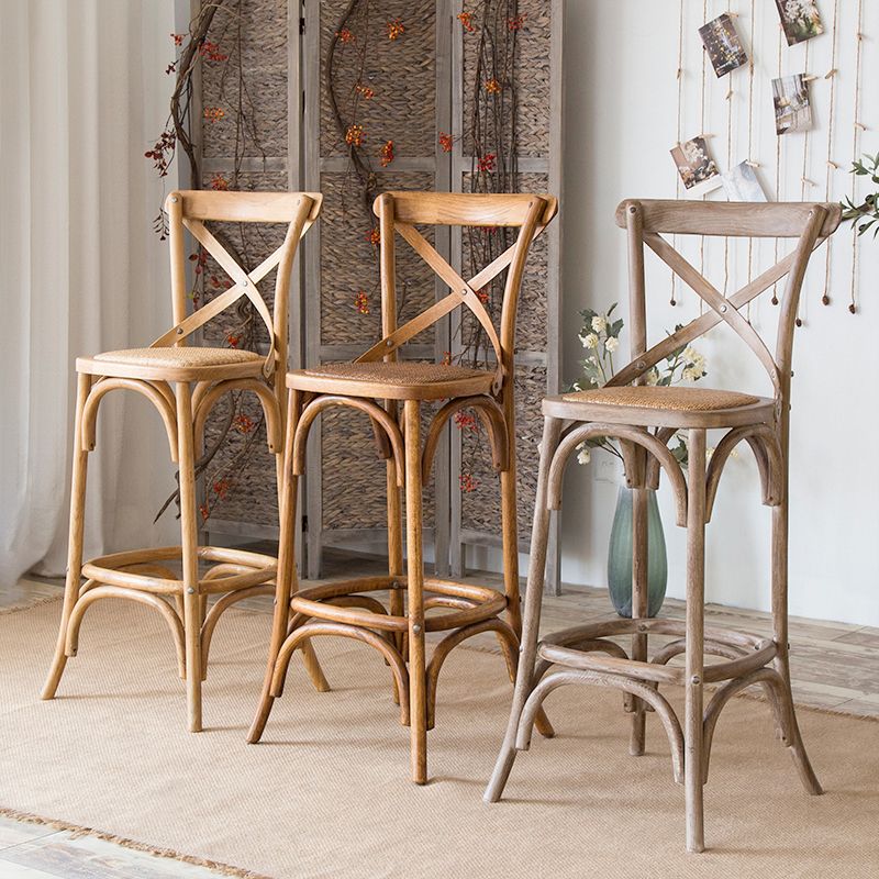 Taburete de bar Bristol contemporáneo de madera de roble con asiento y reposapiés de madera