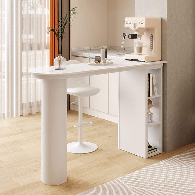 Mesa de bar blanca de forma libre con base de almacenamiento para lugares pequeños