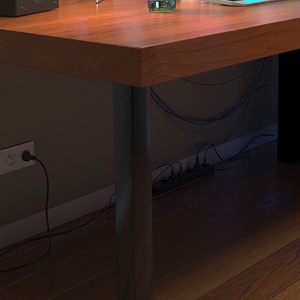 Rechteckiger Büroschreibtisch zeitgenössischer brauner Schlitten Metallbein Gaming Desk