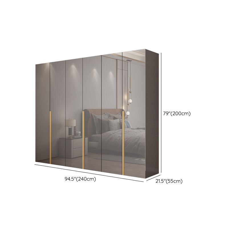 Witte verflicht luxe houten garderobe met planken en schuifdeur